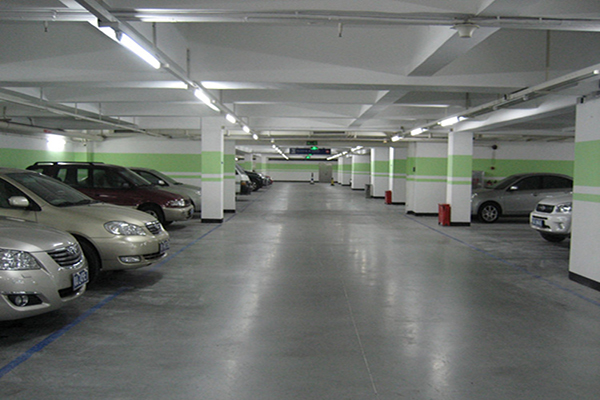 地下停車場地面